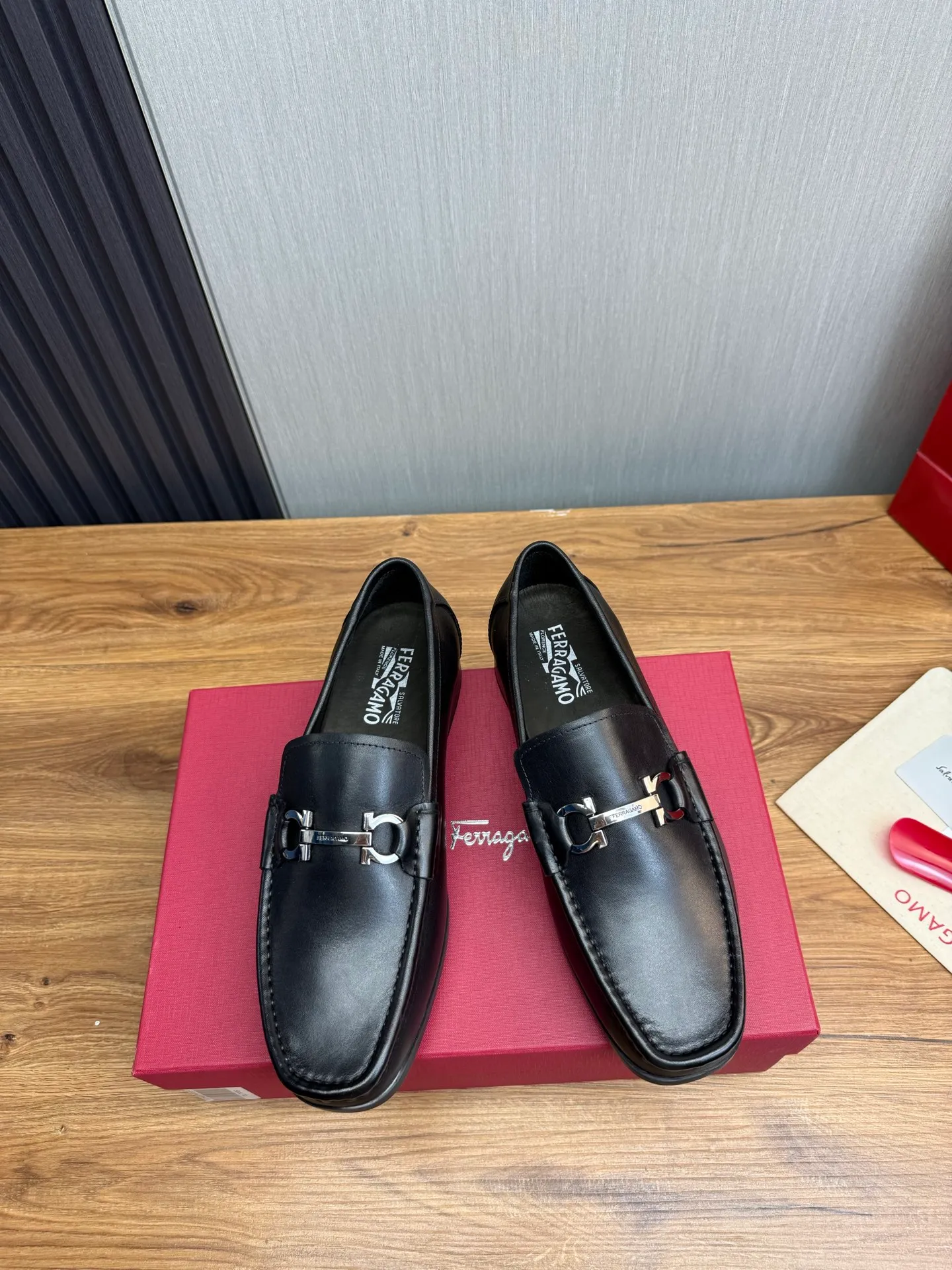 Men's shoes 💰760💰 Ferragamo. [Ferragamo] Men's Loaf leather shoes, the latest hot style, 1:1 original purchase quality, top quality, imported open-edge beaded cowhide leather on the upper, hand-made three-dimensional stitching highlights the round toe design, the inner feet are made of imported cowhide, with original wear-resistant rubber outsole, matching code 39-44, (38, 45 custom-made, non-refundable)